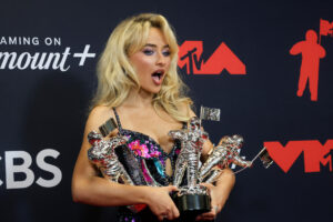 La cantante estadounidense Sabrina Carpenter posa durante la alfombra roja de los Premios MTV Video Music Awards (VMAs) este 7 de septiembre de 2025, en Nueva York (Estados Unidos). EFE/ Octavio Guzmán