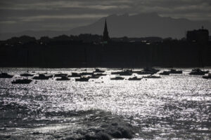 Vista de la bahía de La Concha de San sebastián a primera hora de este viernes. EFE/Javier Etxezarreta