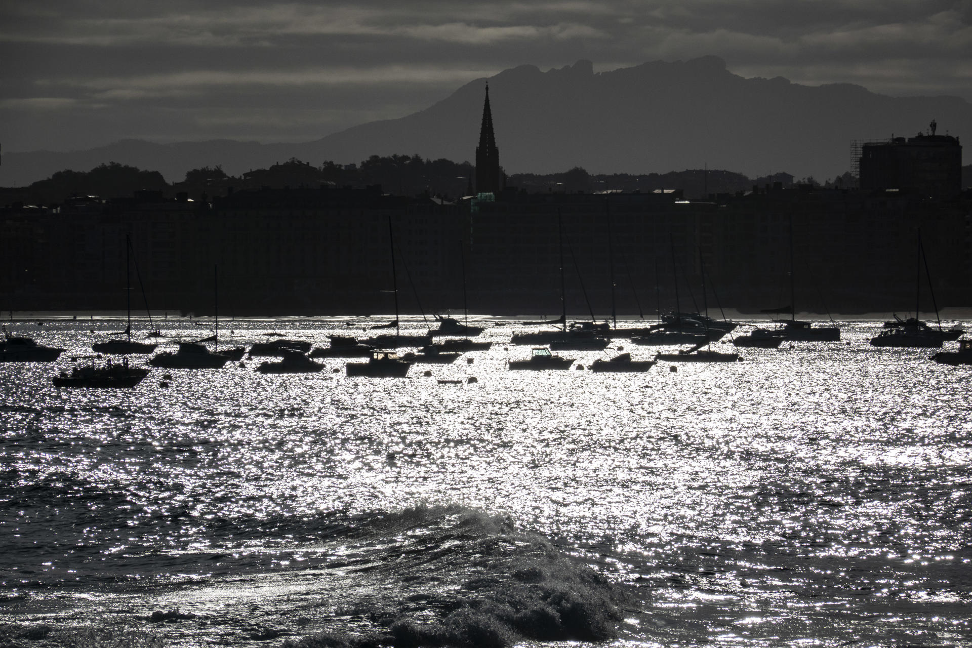 Vista de la bahía de La Concha de San sebastián a primera hora de este viernes. EFE/Javier Etxezarreta