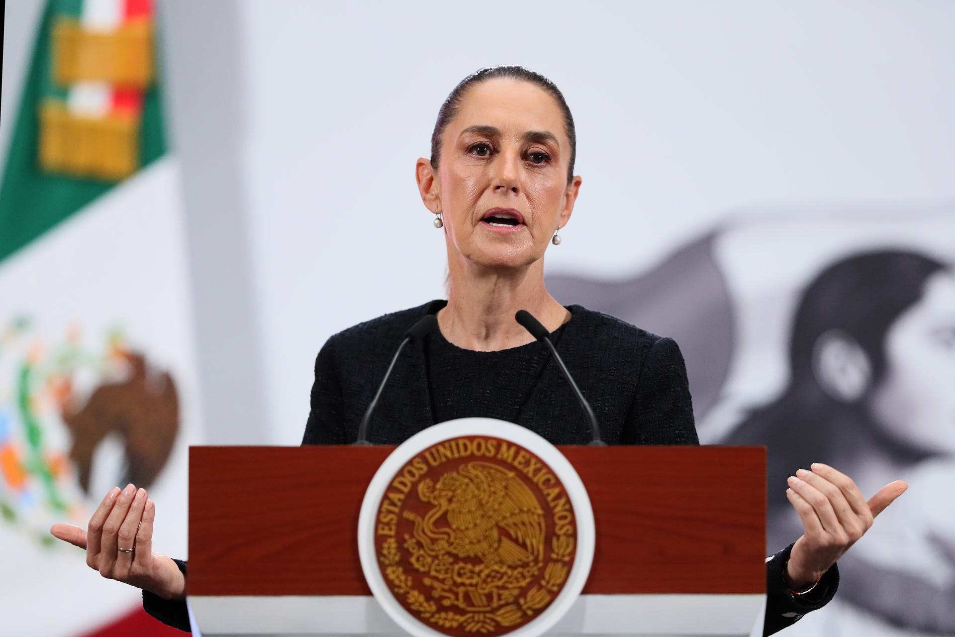 La presidenta de México, Claudia Sheinbaum, habla durante una rueda de prensa este viernes, en el Palacio Nacional de Ciudad de México (México). EFE/Mario Guzmán
