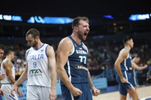 Luka Doncic (en la imagen) lideró el pase de la selección eslovena a los cuartos de final del Eurobasket con una exhibición en la victoria ante Italia por 77-84, en un duelo en el que el jugador de los Lakers sumó la mitad de los puntos de su equipo y más valoración que el resto de sus compañeros juntos. EFE/EPA/TOMS KALNINS