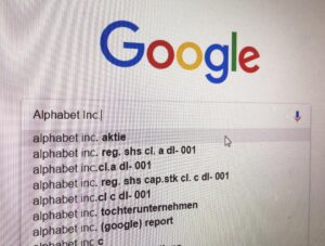 Fotografía de la búsqueda de Alphabet en Google. EFE/Mauritz Antin