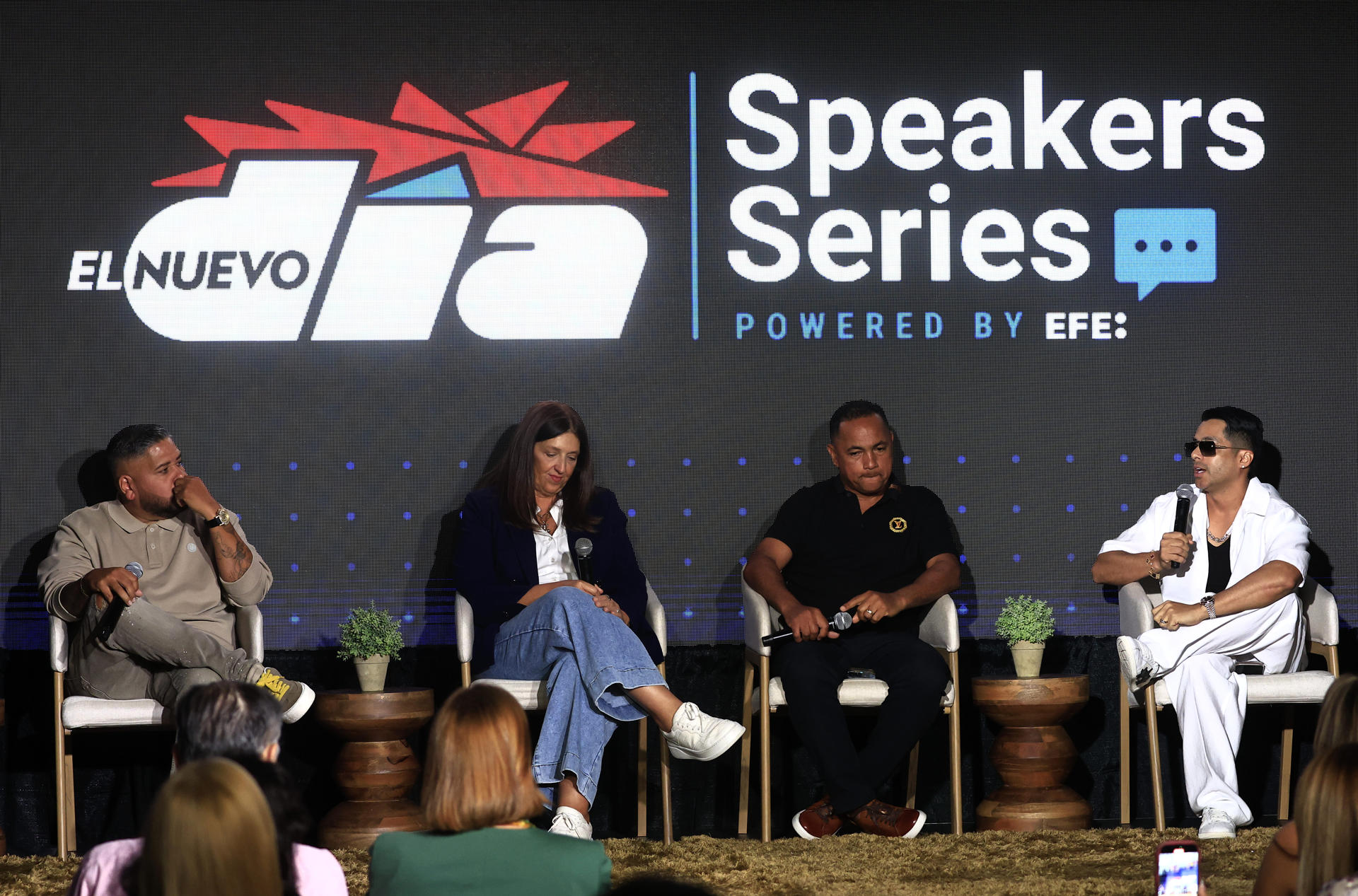 Fotografía del 26 de agosto de 2025 del reguetonero Ken (d) hablando durante un evento, en San Juan (Puerto Rico). EFE/Thais Llorca