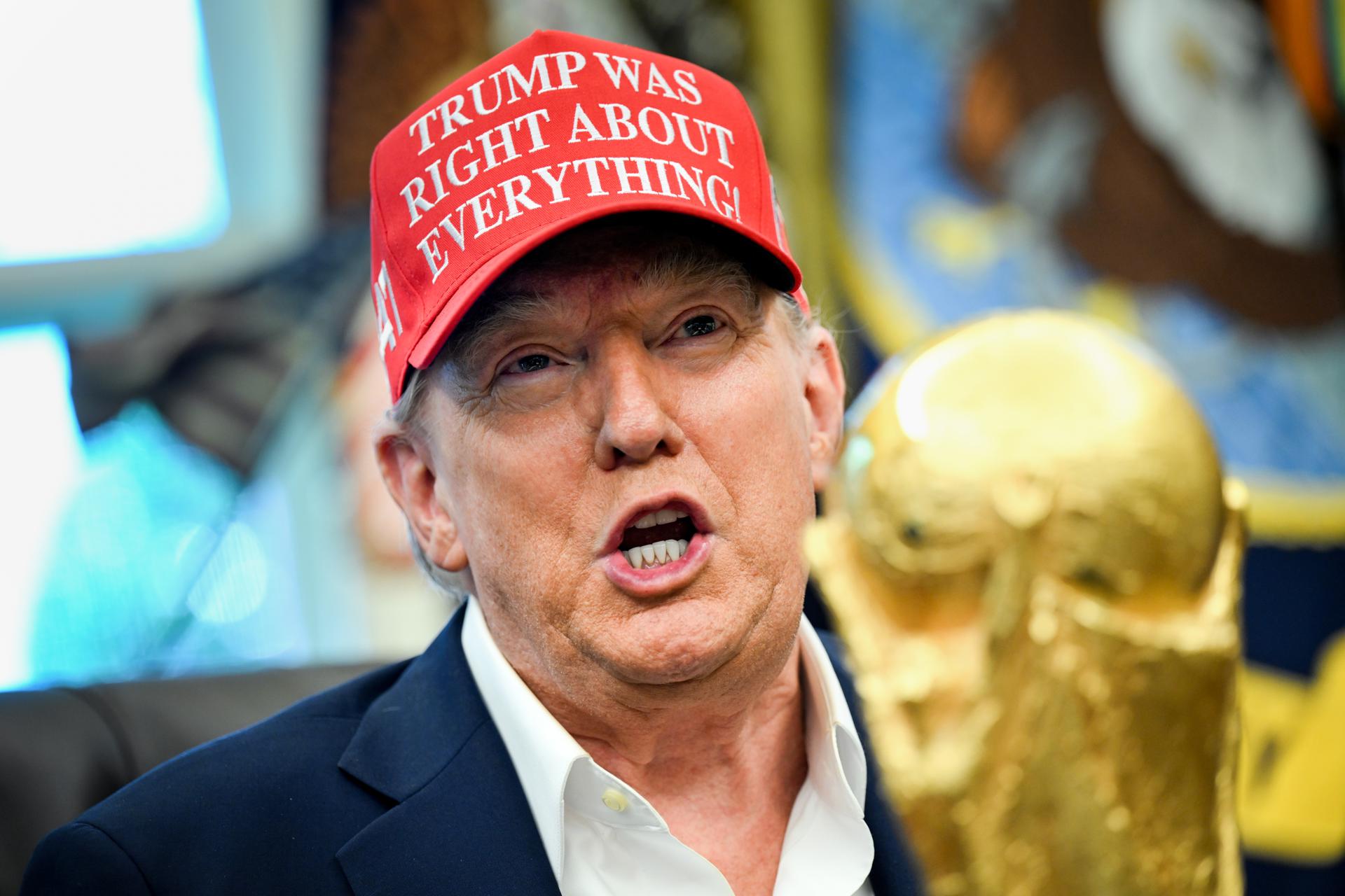 El presidente de EEUU Donald Trump junto a la Copa FIFA World Cup trophy en foto de archivo de ANNABELLE GORDON /EFE/EPA