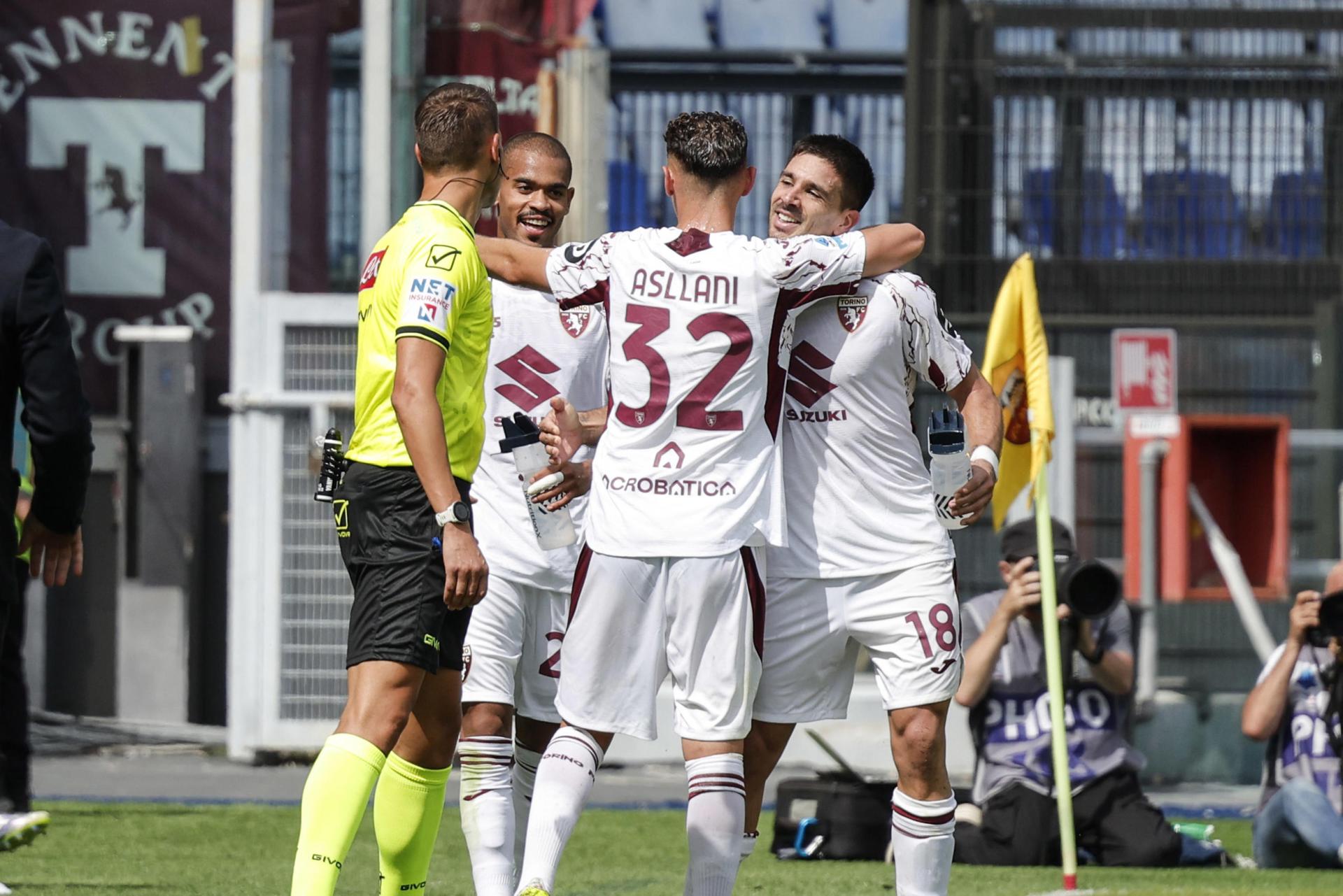 El argentino Giovanni Simeone celebra su gol en el Estadio Olímpico de la capital italiana. EFE/EPA/GIUSEPPE LAMI