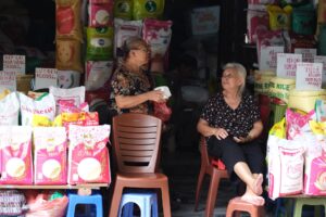 HANÓI (Vietnam), 15/09/2025.- Mujeres que venden arroz hablan en sus puestos en una calle de Hanói. Vietnam. EFE/EPA/LUONG THAI LINH
