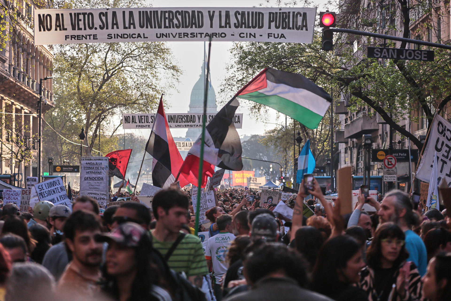 Personas se manifiestan en defensa de la educación pública superior y la salud pediátrica este miércoles, en Buenos Aires (Argentina). EFE/ STR

