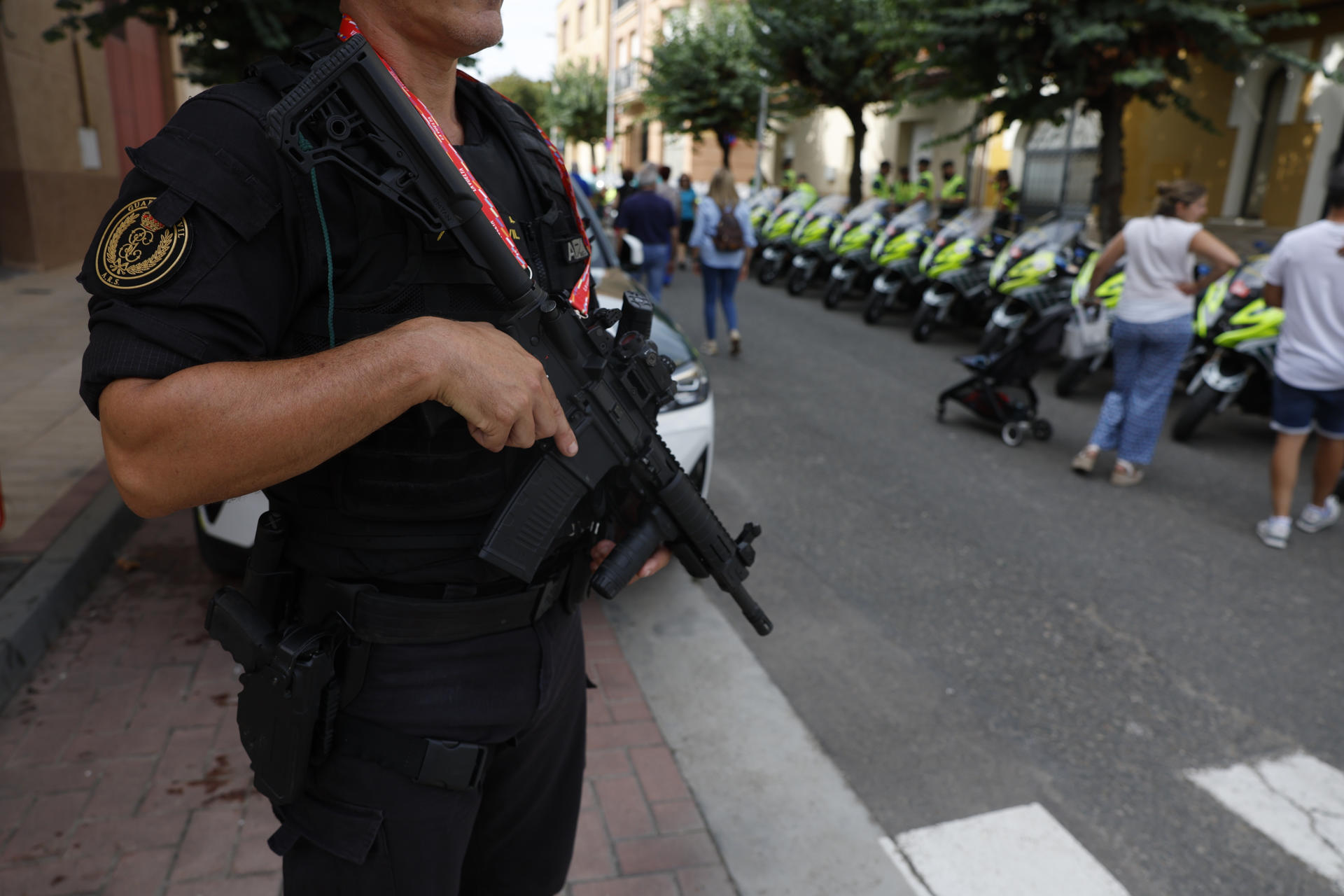Algo más de 132 guardias civiles dan seguridad a la Vuelta Ciclista a España por tierra y aire para que cada etapa discurra sin incidentes, ni dentro de la cápsula de los ciclistas ni fuera de ella. EFE ha acompañado a los agentes los 195 kilómetros de la novena etapa de esta edición (Alfaro-Estación de Esquí de Valdezcaray) para conocer la labor que realizan en cada palmo del recorrido. EFE/ Javier Lizon
