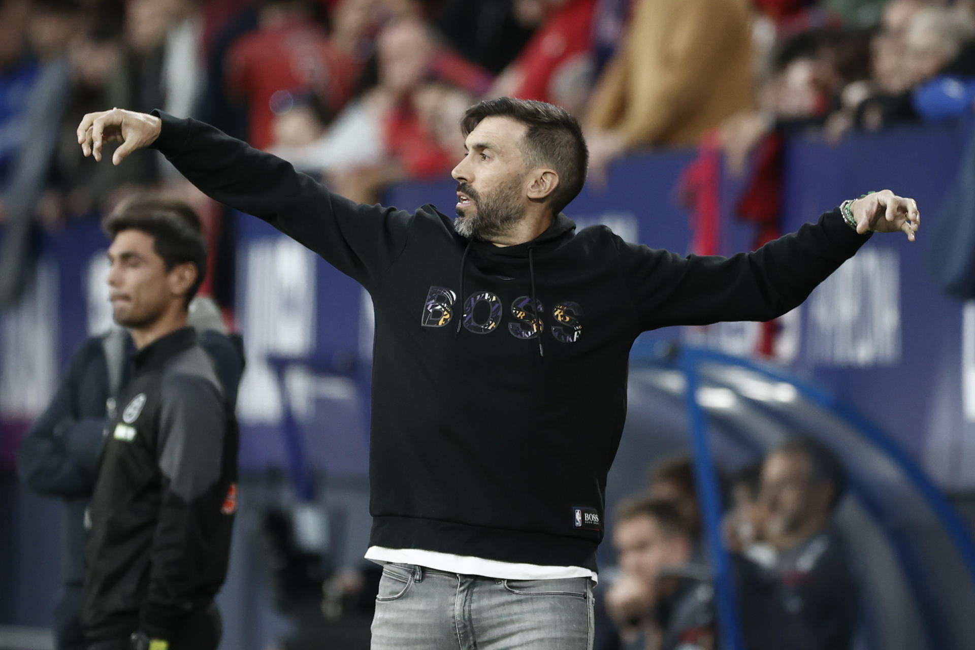 El técnico del Elche CF, Eder Sarabia, da instrucciones en el estadio El Sadar en Pamplona. EFE/Jesús Diges