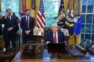 El presidente de EE.UU., Donald Trump (c). EFE/EPA/YURI GRIPAS / POOL