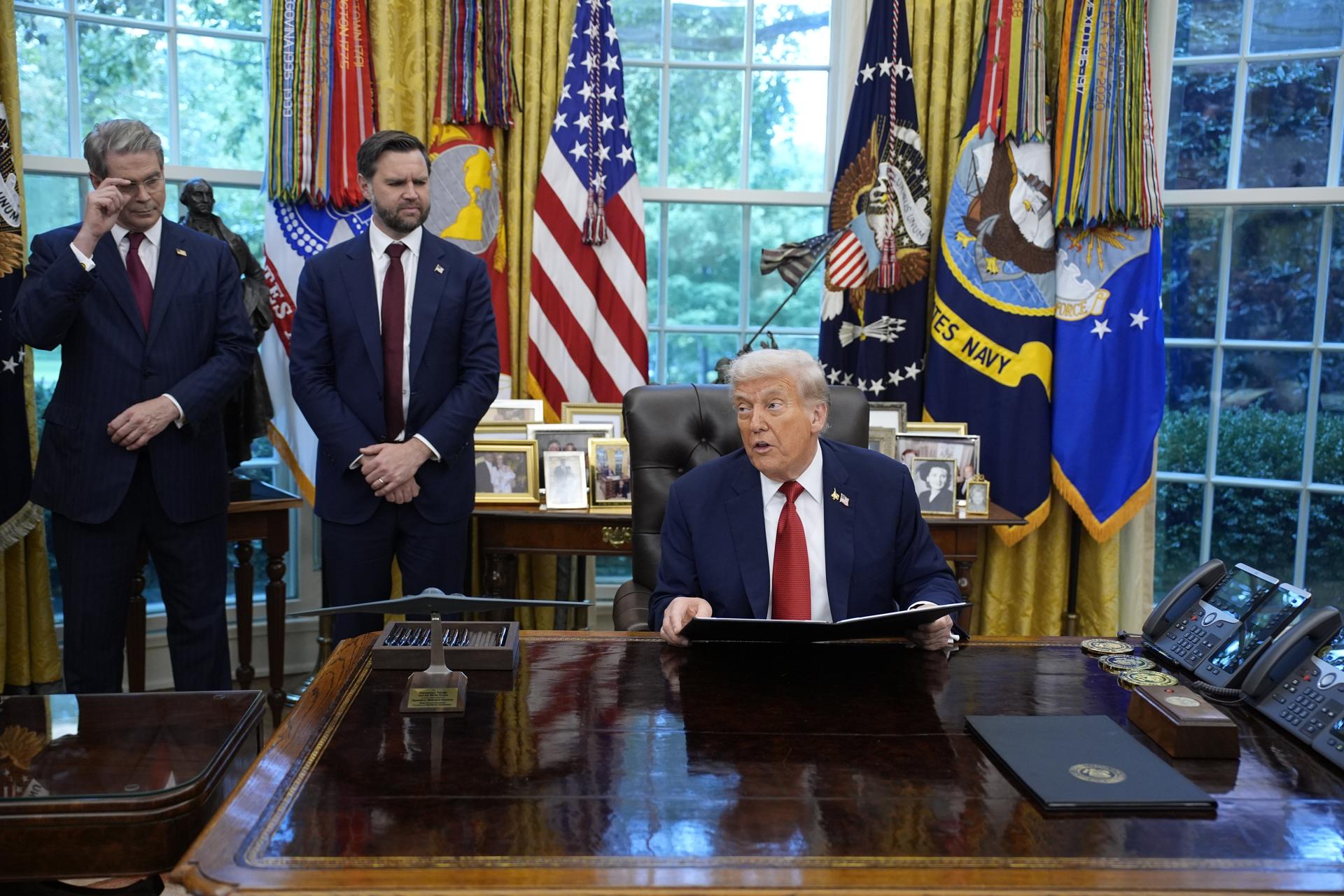 El presidente de EE.UU., Donald Trump (c). EFE/EPA/YURI GRIPAS / POOL