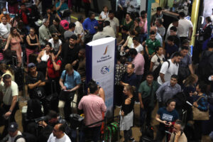 Personas esperan en el aeropuerto internacional de Viru Viru este lunes, en Santa Cruz (Bolivia). EFE/ Juan Carlos Torrejón