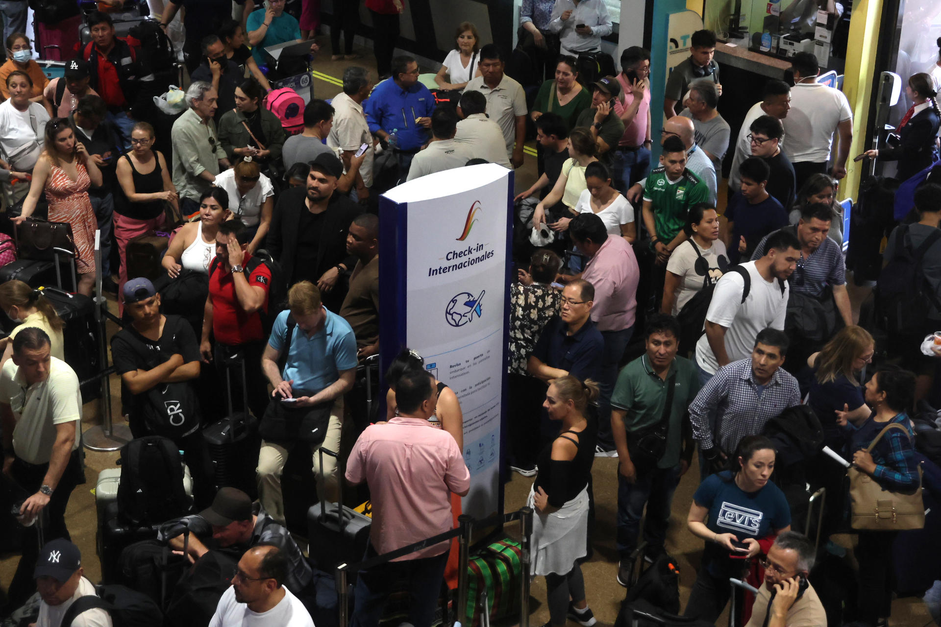 Personas esperan en el aeropuerto internacional de Viru Viru este lunes, en Santa Cruz (Bolivia). EFE/ Juan Carlos Torrejón