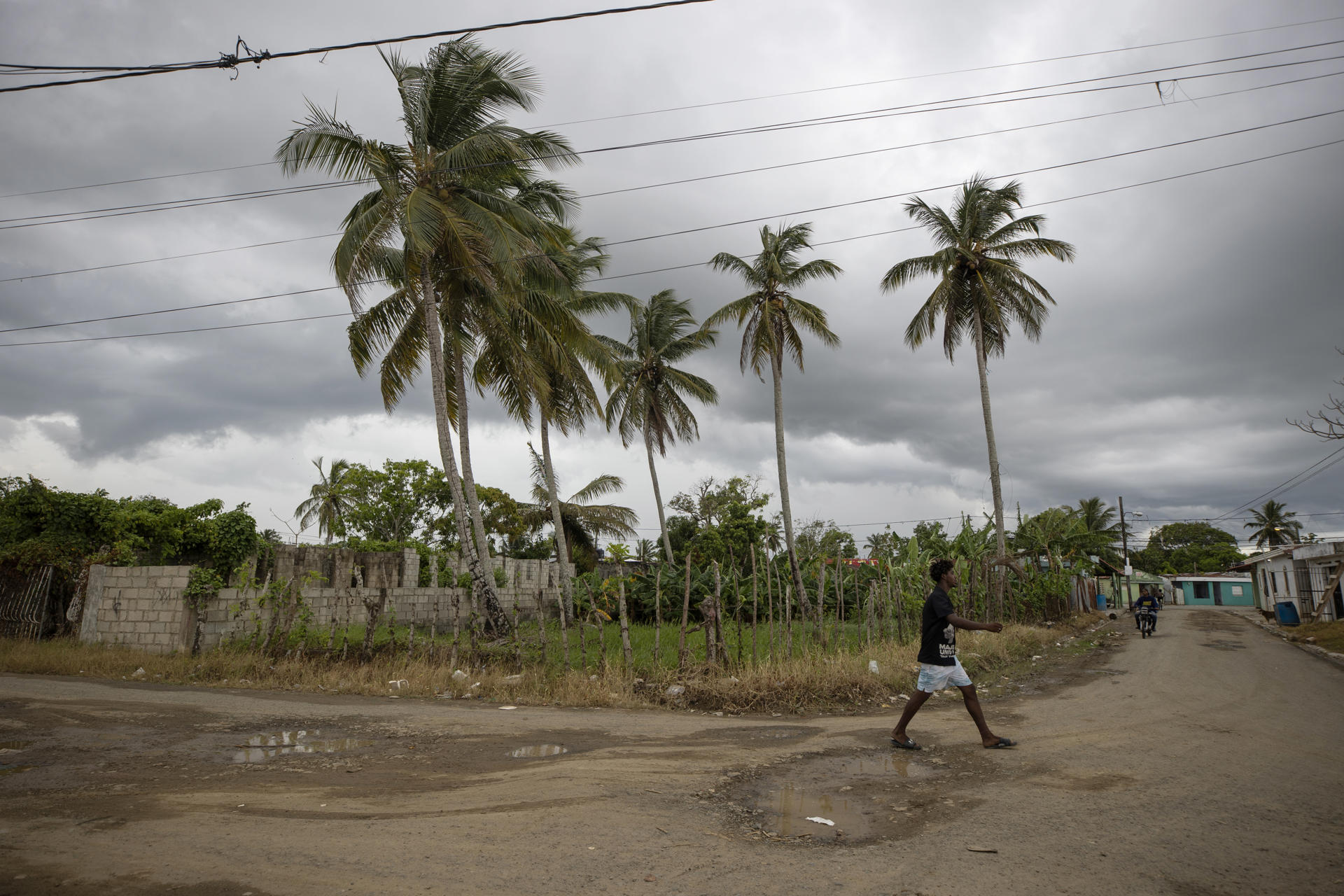 Una persona camina por una calle este lunes, en Sabana de la Mar (República Dominicana). EFE/Orlando Barría