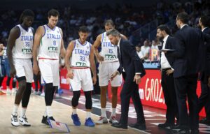Gianmarco Pozzecco, seleccionador italiano, anunció este domingo en rueda de prensa su marcha del equipo nacional tras la derrota por 77-84 ante la Eslovenia de Luka Doncic en el Eurobasket, y dijo que esta etapa ha sido el mejor momento de su vida. EFE/EPA/TOMS KALNINS