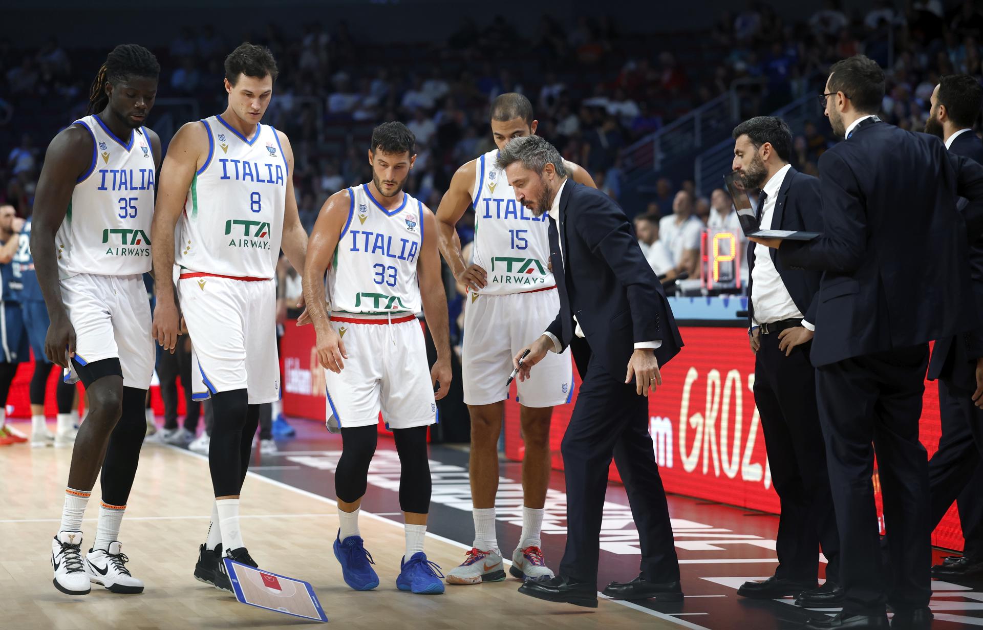 Gianmarco Pozzecco, seleccionador italiano, anunció este domingo en rueda de prensa su marcha del equipo nacional tras la derrota por 77-84 ante la Eslovenia de Luka Doncic en el Eurobasket, y dijo que esta etapa ha sido el mejor momento de su vida. EFE/EPA/TOMS KALNINS