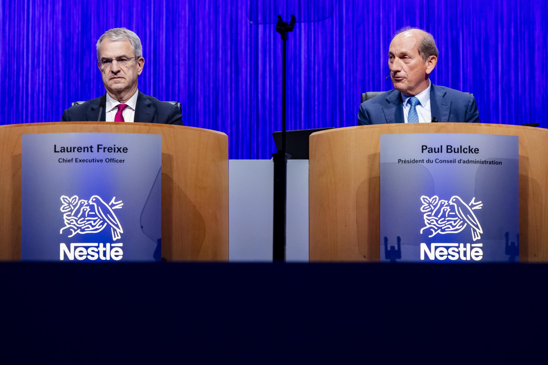 Laurent Freixe (izq.), director ejecutivo de Nestlé, y Paul Bulcke (der.), presidente de Nestlé, en una Junta General Anual de la empresa. EFE/EPA/JEAN-CHRISTOPHE BOTT EFE/EPA/JEAN-CHRISTOPHE BOTT