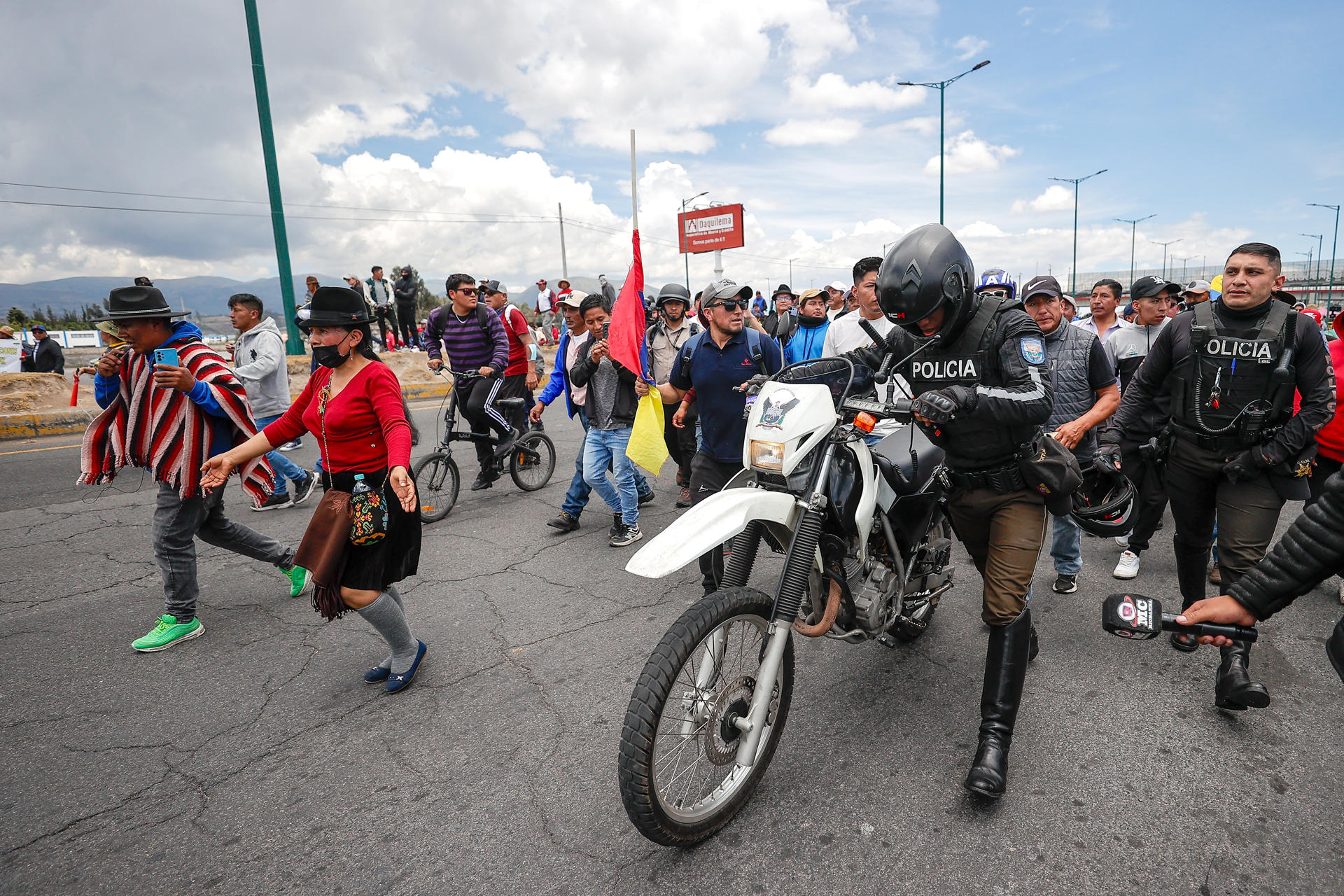 Indígenas de manifiestan durante una protesta este lunes, en Latacunga (Ecuador). EFE/ José Jácome
