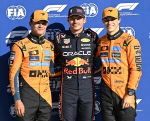 Monza (Italia), 06/09/2025.- El neerlandés Max Verstappen (Red Bull, c.) celebra su 'pole' en el Gran Premio de Italia entre los dos pilotos de McLaren, el inglés Lando Norris (i.), segundo; y el australiano Oscar Piastri, líder del Mundial de Fórmula Uno, que este domingo arranca tercero en Monza. EFE/EPA/DANIEL DAL ZENNARO
