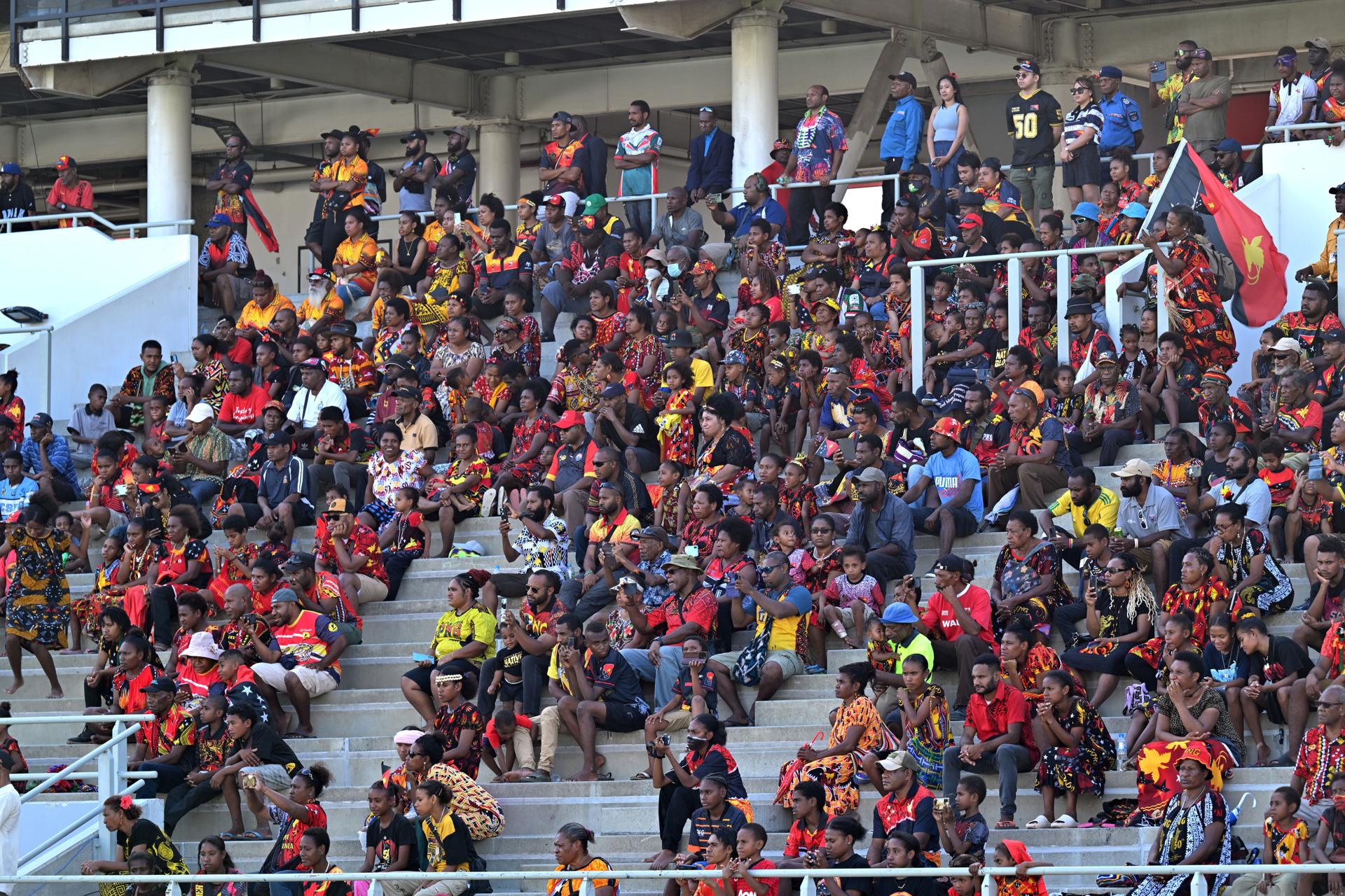 PORT MORESBY (Papua New Guinea), 16/09/2025.- Locals attend a flag lowering ceremony held to commemorate the 50th anniversary of the nation's independence, at Sir Hubert Murray Stadium in Port Moresby, Papua New Guinea, 16 September 2025. (República Guinea, Papúa-Nueva Guinea, Papúa Nueva Guinea) EFE/EPA/MICK TSIKAS AUSTRALIA AND NEW ZEALAND OUT

