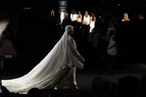 Una modelo muestra una creación de Claro Couture, la firma de Fernando Claro, durante la presentación de su colección este jueves en el marco de la Semana de la Moda Mercedes Benz Fashion Week Madrid en Ifema.EFE/ J.J. Guillén