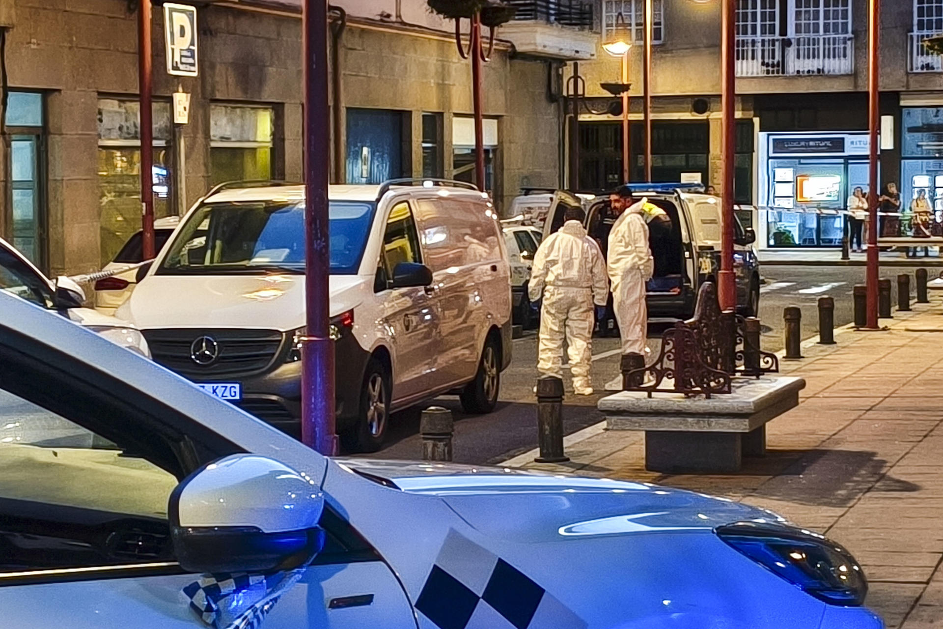 Miembros de los servicios funerarios se han personado en la calle Duque de Rivas de la localidad pontevedresa de Vilagarcía de Arousa donde un joven de 22 años está siendo investigado por la muerte violenta este viernes de su madre, de 61años. EFE / Josechu Ortiz.
