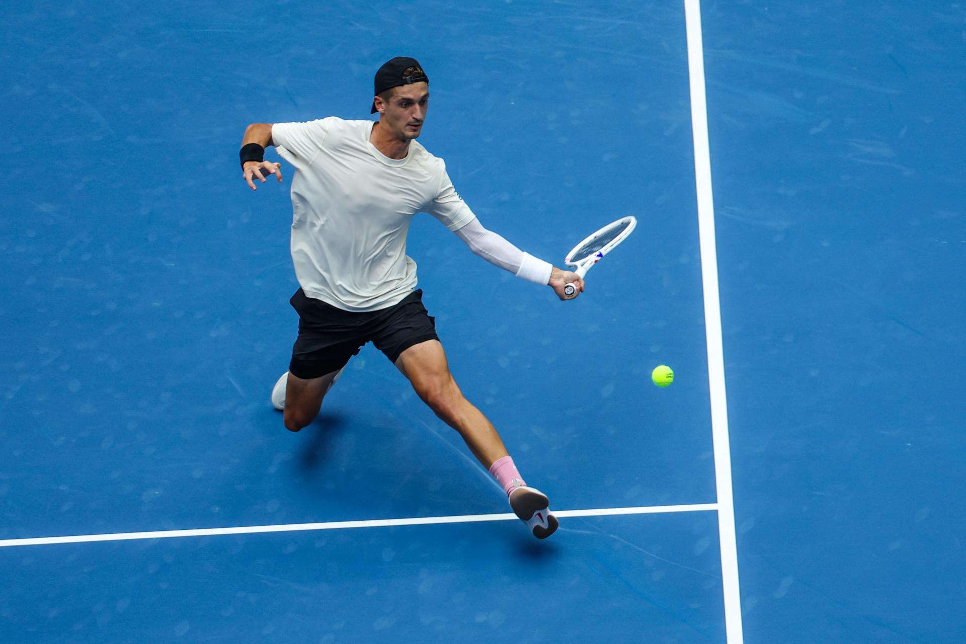 El tenista francés Terence Atmane en acción durante el partido de individuales masculinos contra el italiano Jannik Sinner en el Abierto de China. EFE/EPA/WU HAO
