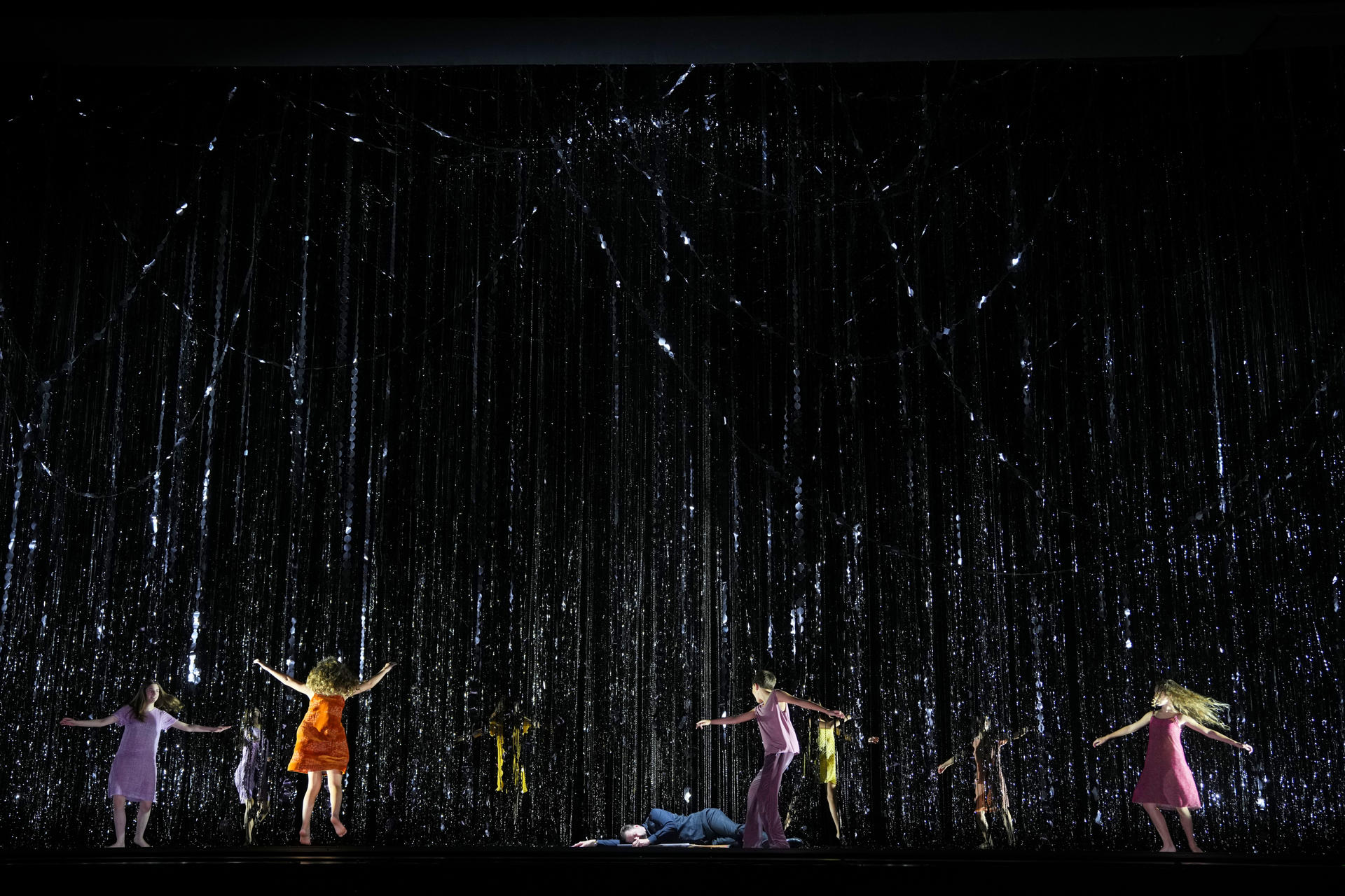 El Gran Teatre del Liceu abre la temporada 2025-2026 con la ópera 'La zorrita astuta' de Leos Janácek, con una adaptación de la producción simbólica que creó Barrie Kosky, y un reparto encabezado por Elena Tsallagova, Peter Mattei y Paula Murrihy. EFE/Alejandro García
