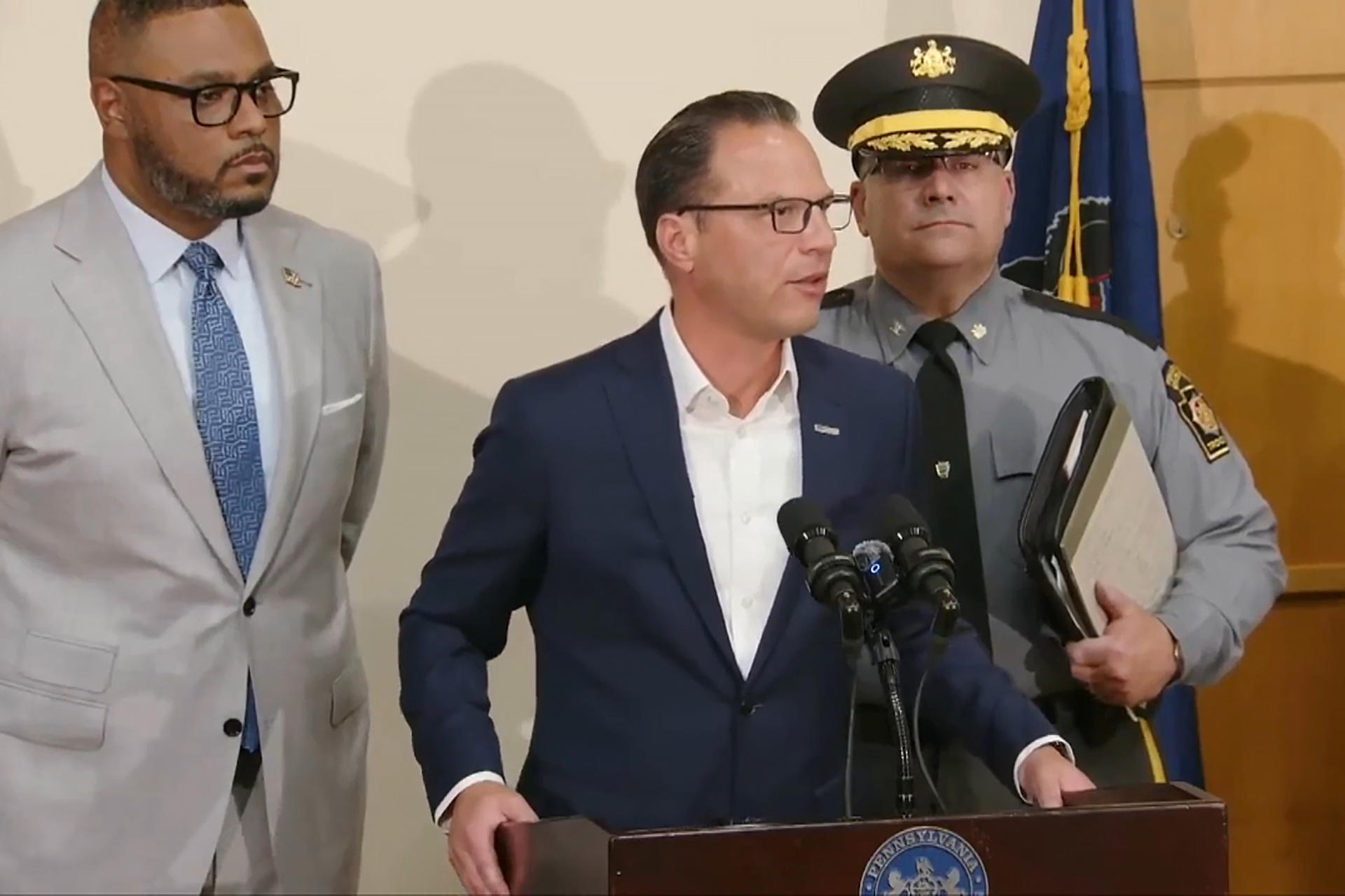 Captura de video tomada de la red social X, de la cuenta @GovernorShapiro, del gobernador de Pensilvania, Josh Shapiro (c), hablando durante una rueda de prensa este miércoles, en Pensilvania (Estados Unidos). EFE/ @governorshapiro
