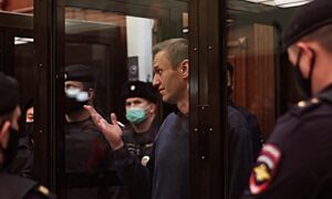 Captura de imagen de TV del líder opositor ruso, Alexéi Navalni (2d), durante el juicio en el que la Justicia rusa le impuso una pena de tres años y medio de prisión, el 02 de febrero de 2021. EFE/