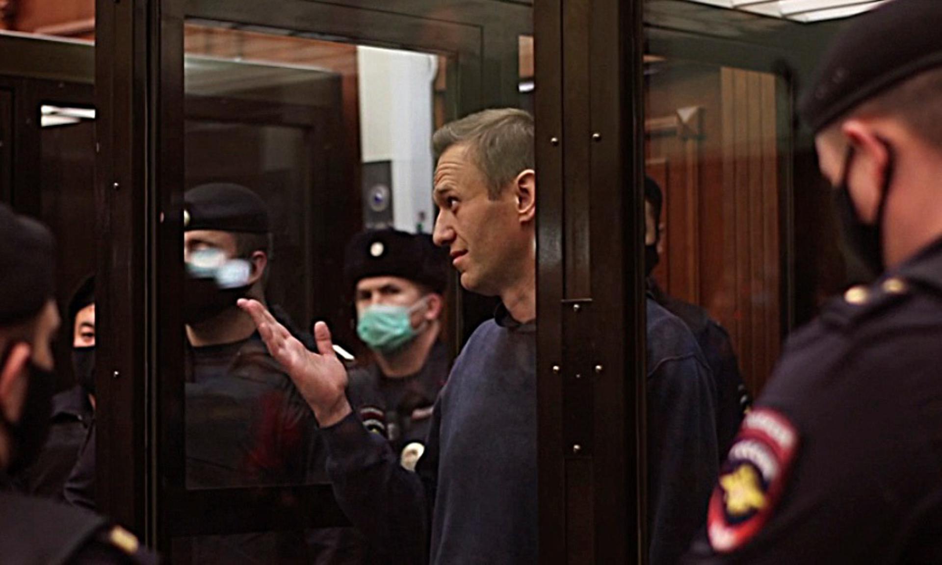 Captura de imagen de TV del líder opositor ruso, Alexéi Navalni (2d), durante el juicio en el que la Justicia rusa le impuso una pena de tres años y medio de prisión, el 02 de febrero de 2021. EFE/