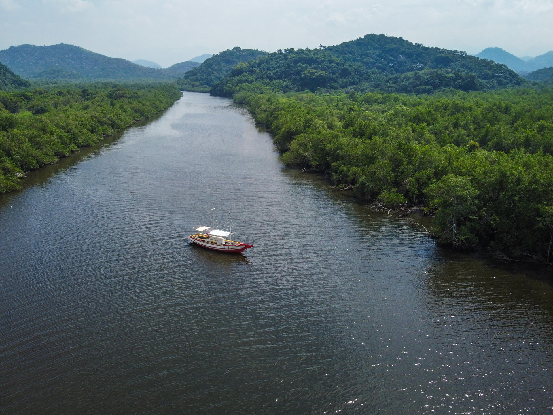 Fotografía de archivo del 30 de marzo de 2023 que muestra un barco navegando el río Suruí de la región de Mauá, cerca de la Bahía de Guanabara, en Río de Janeiro (Brasil). EFE/ André Coelho ARCHIVO
