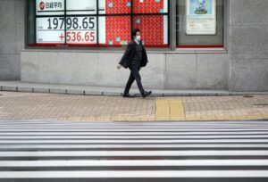 Imagen de archivo de una pantalla indicadora del mercado financiero en Tokio.EFE/EPA/FRANCK ROBICHON