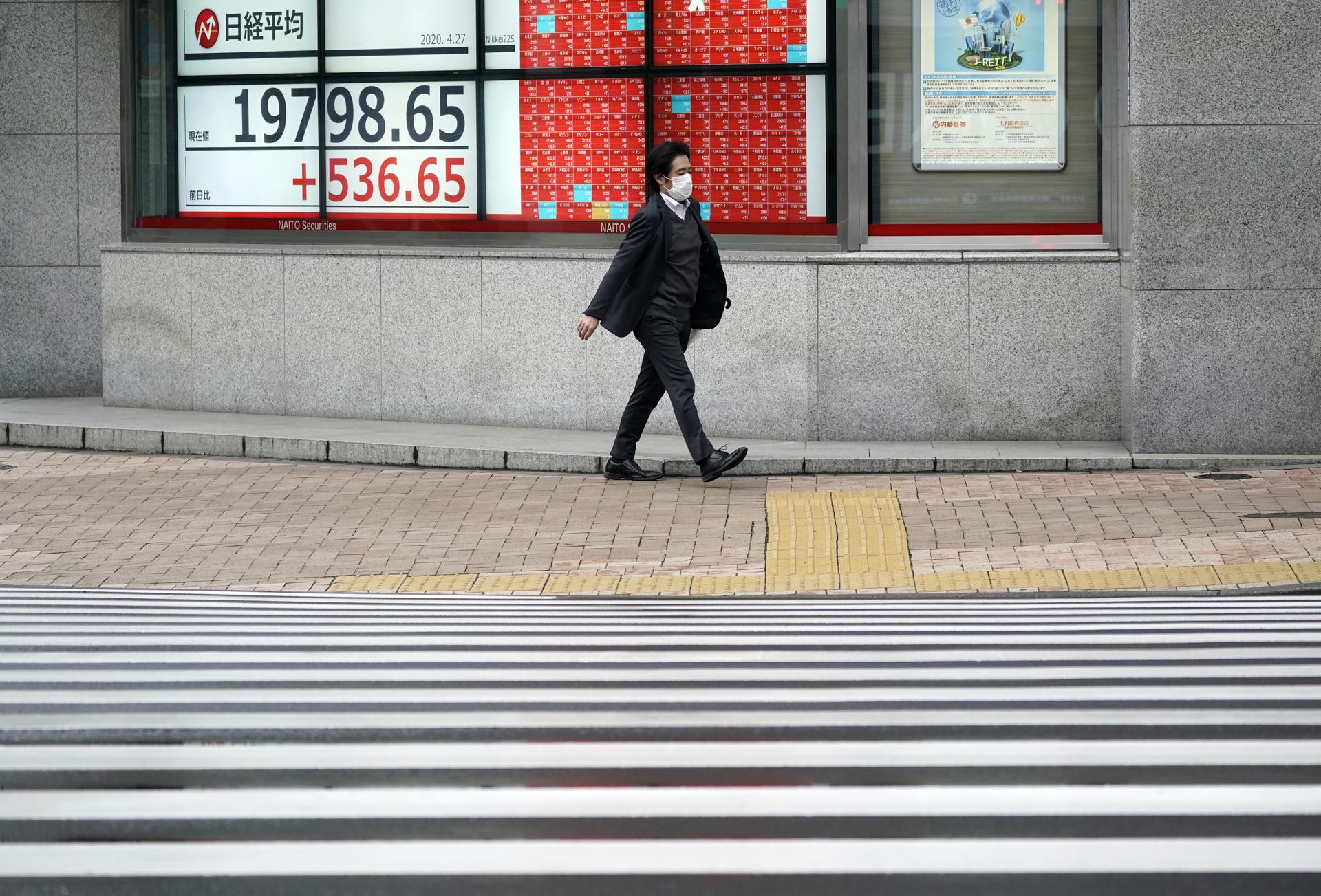 Imagen de archivo de una pantalla indicadora del mercado financiero en Tokio.EFE/EPA/FRANCK ROBICHON