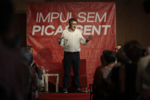 El portavoz del PSOE en el Congreso de los Diputados, Patxi López, se reúne con militantes del partido en Picassent (Valencia), este sábado. EFE/ Kai Forsterling