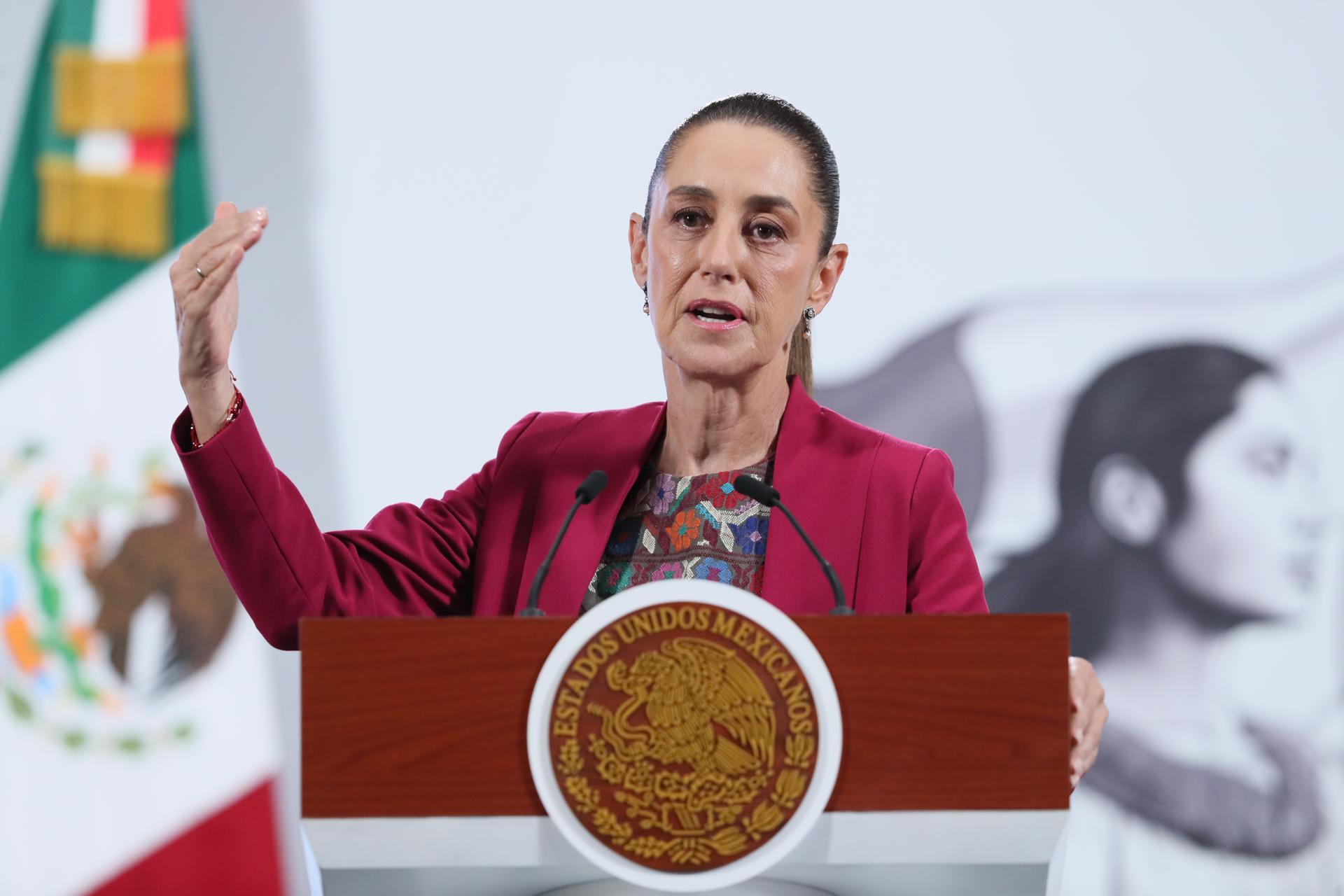 La presidenta de México, Claudia Sheinbaum, participa durante una rueda de prensa este jueves en Palacio Nacional de la Ciudad de México (México). EFE/Mario Guzmán