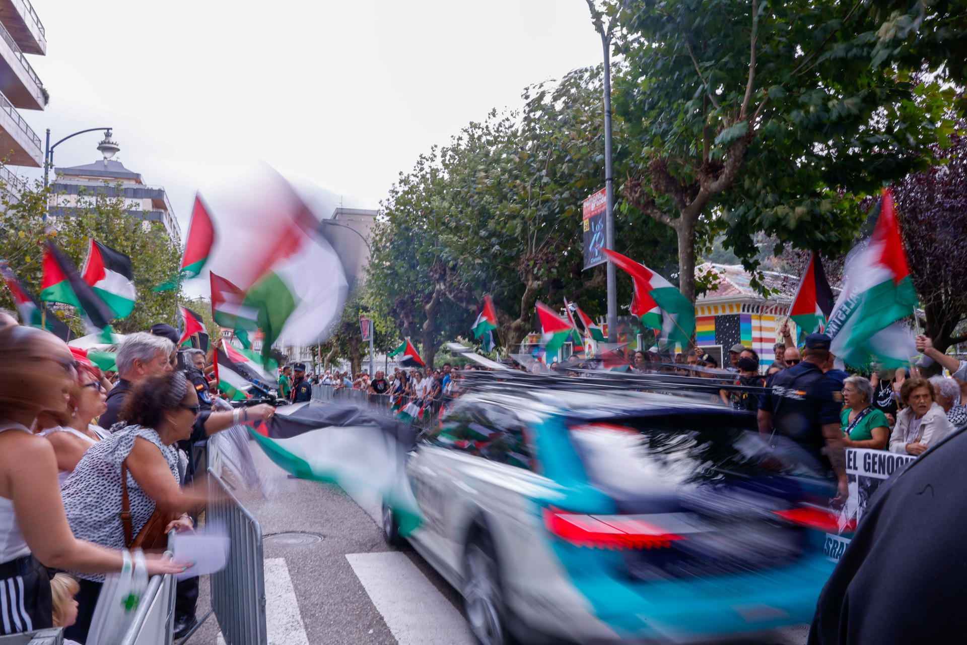 La plataforma Gernika-Palestina protesta contra la presencia del equipo Israel-Premier Tech en la Vuelta y contra la situación que vive la población de Gaza a la salida de la duodécima etapa de este jueves en Laredo (Cantabria). El director del conjunto israelí, el navarro Oscar Guerrero, ha asegurado a EFE que seguirán en la Vuelta. EFE/Javier Lizón