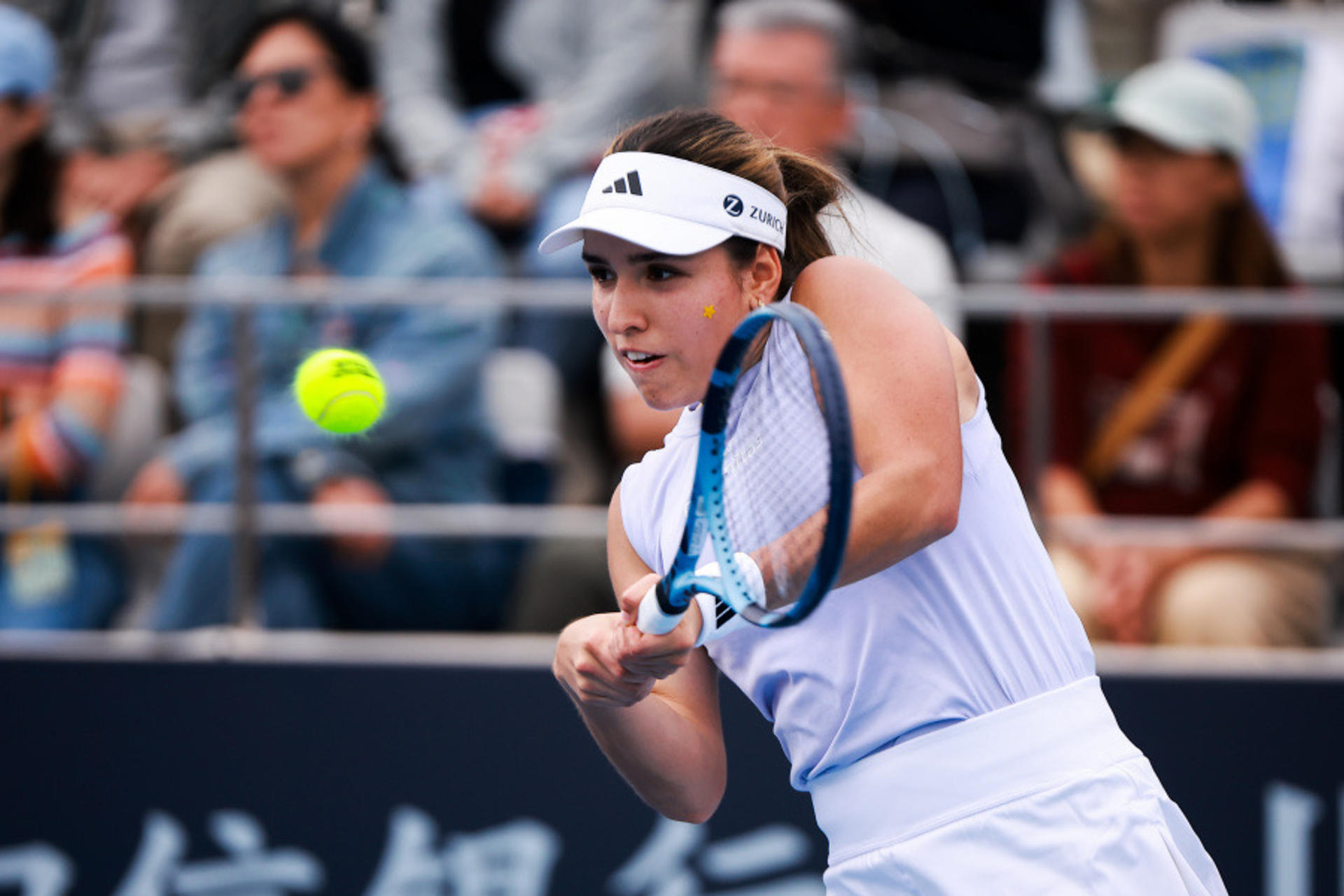 La tenista colombiana María Camila Osorio devuelve la bola a Anna Kalínskaya durante su partido del Abierto de China. EFE/China Open  - SOLO USO EDITORIAL/SOLO DISPONIBLE PARA ILUSTRAR LA NOTICIA QUE ACOMPAÑA (CRÉDITO OBLIGATORIO) -
