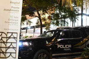 Fotografía que muestra un vehículo de la Policía Penal este 17 de septiembre de 2025, frente al hospital DF Star en Brasilia (Brasil). EFE/ Andre Borges