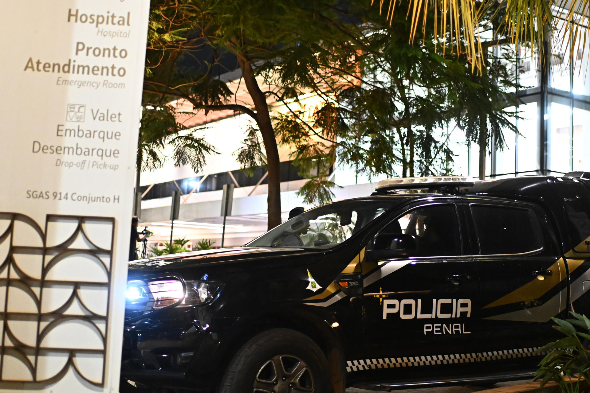 Fotografía que muestra un vehículo de la Policía Penal este 17 de septiembre de 2025, frente al hospital DF Star en Brasilia (Brasil). EFE/ Andre Borges