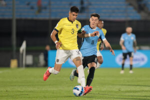 Fotografía de Gastón Britos, en la que puede verse en una imagen de archivo del 15 de octubre de 2024 al ecuatoriano Piero Hincapié (i), durante un partido con la selección de su país. EFE