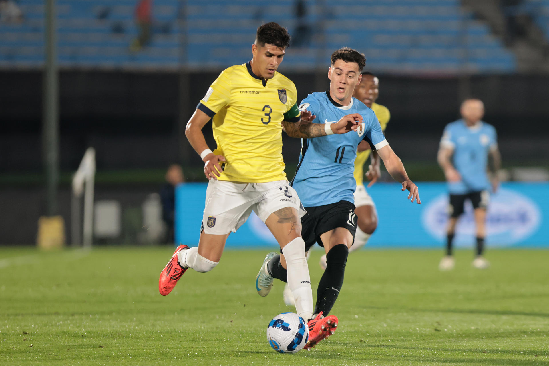 Fotografía de Gastón Britos, en la que puede verse en una imagen de archivo del 15 de octubre de 2024 al ecuatoriano Piero Hincapié (i), durante un partido con la selección de su país. EFE