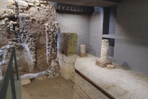 Cripta arqueológica del Patio de Banderas, que abrirá a visitas el próximo día 16 para que el público pueda contemplar a seis metros de profundidad restos arqueológicos de los primeros dos mil años de la historia de Sevilla, desde el siglo IX antes de Cristo al XI después de Cristo. EFE/Juan García Chicano