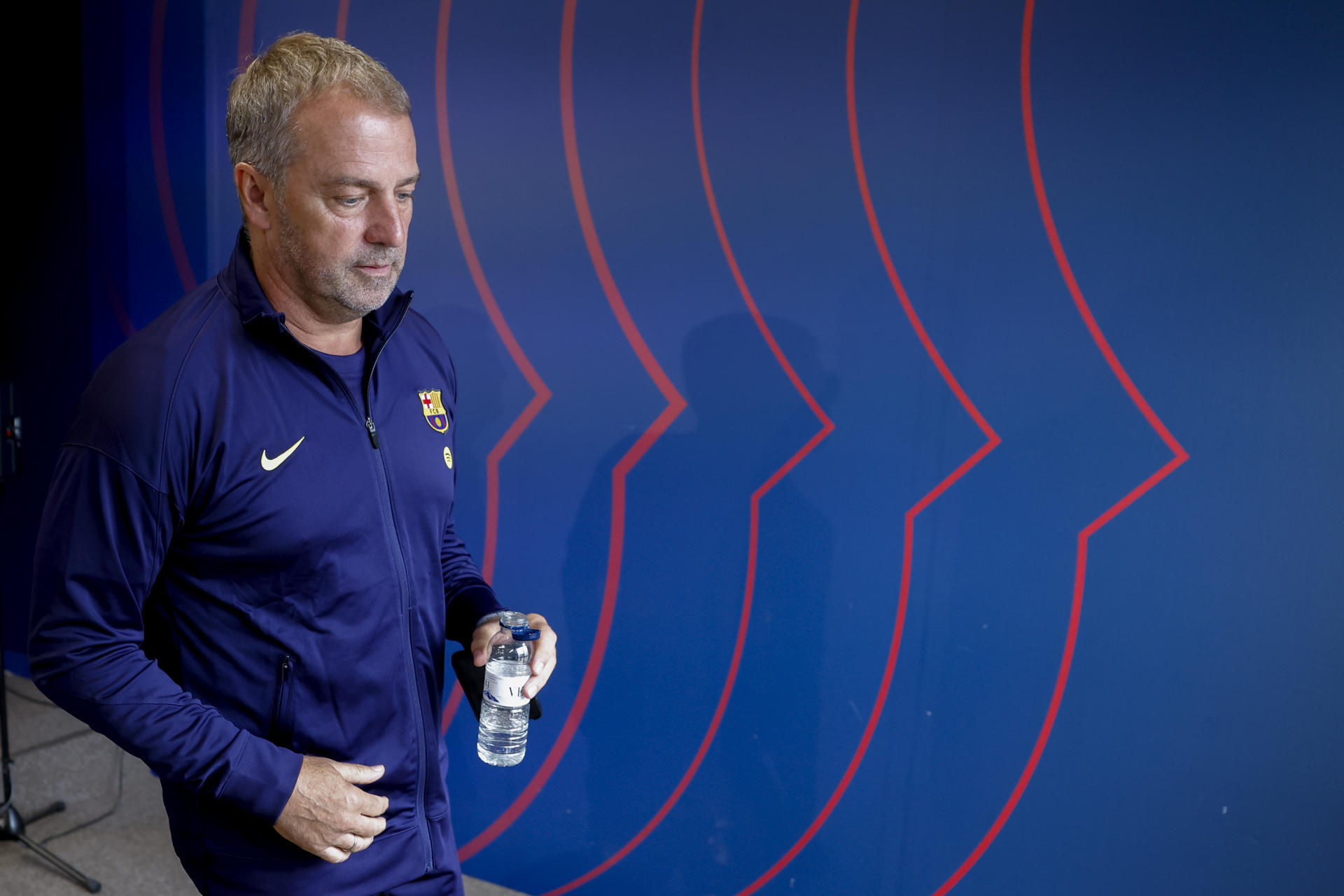 El técnico alemán del FC Barcelona, Hansi Flick, al finalizar la rueda de prensa que ha ofrecido este sábado en la Ciutat Esportiva Joan Gamper tras el entrenamiento que ha realizado la plantilla barcelonista para preparar el partido de liga que disputarán mañana ante el Valencia CF en el Estadio Johan Cruyff. EFE/ Toni Albir