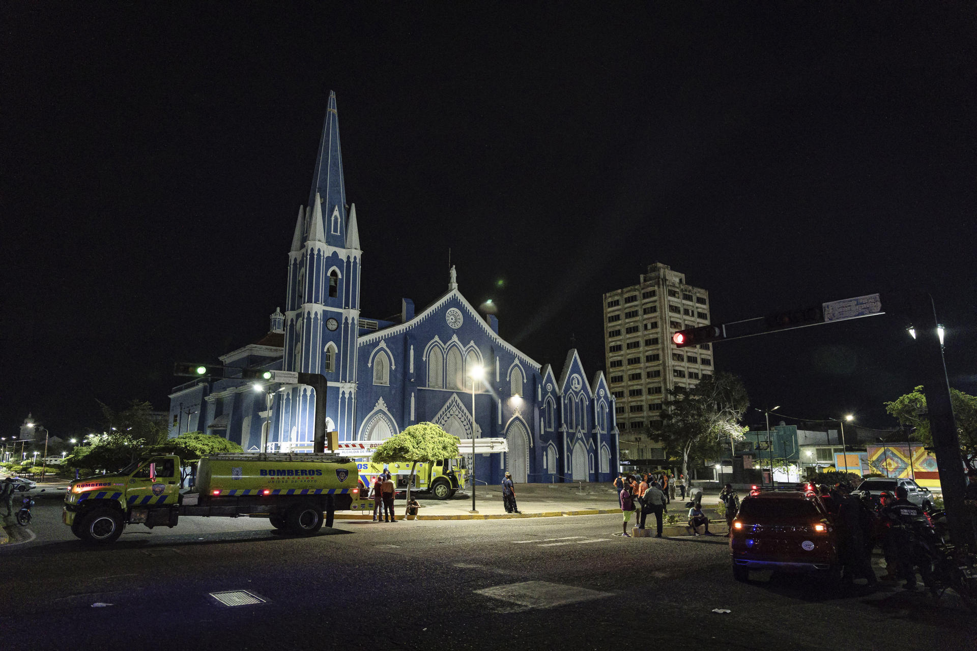 Integrantes de Protección Civil y Bomberos asisten a la iglesia Santa Barbara, afectada por un movimiento sísmico este miércoles, en Maracaibo (Venezuela). Un sismo de magnitud 5,4 en la escala de Richter ha sacudido las regiones del oeste de Venezuela, sin que hasta el momento se hayan registrado heridos, informó la Fundación Venezolana de Investigaciones Sismológicas (Funvisis). EFE/ Henry Chirinos