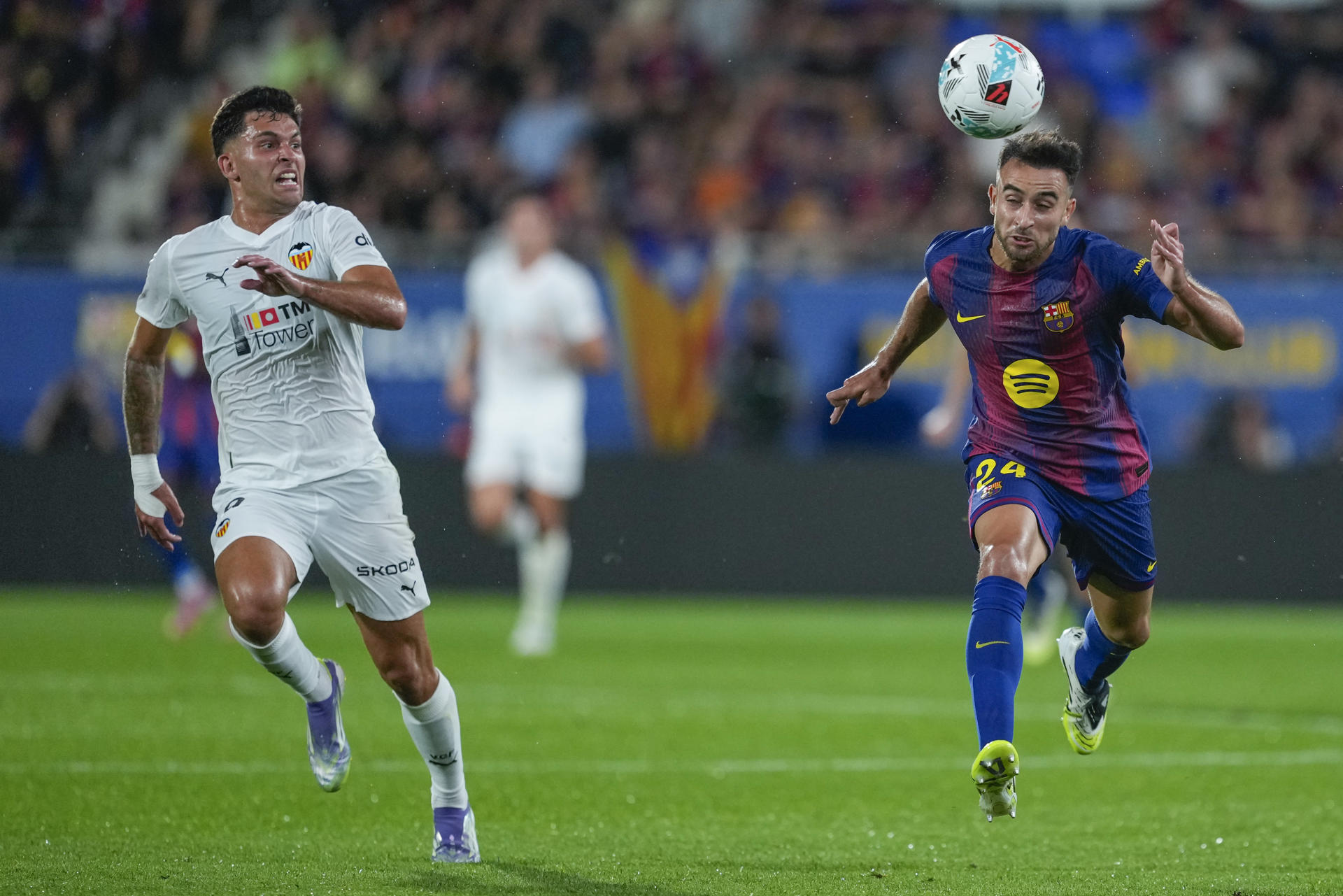El defensa del Barcelona Eric García, y el delantero del ValenciaHugo Duro, durante el partido de la jornada 4 de LaLiga EA Sports, que disputan Barcelona y Valencia en el estadi Johan Cruyff en Barcelona. EFE/ Alejandro García