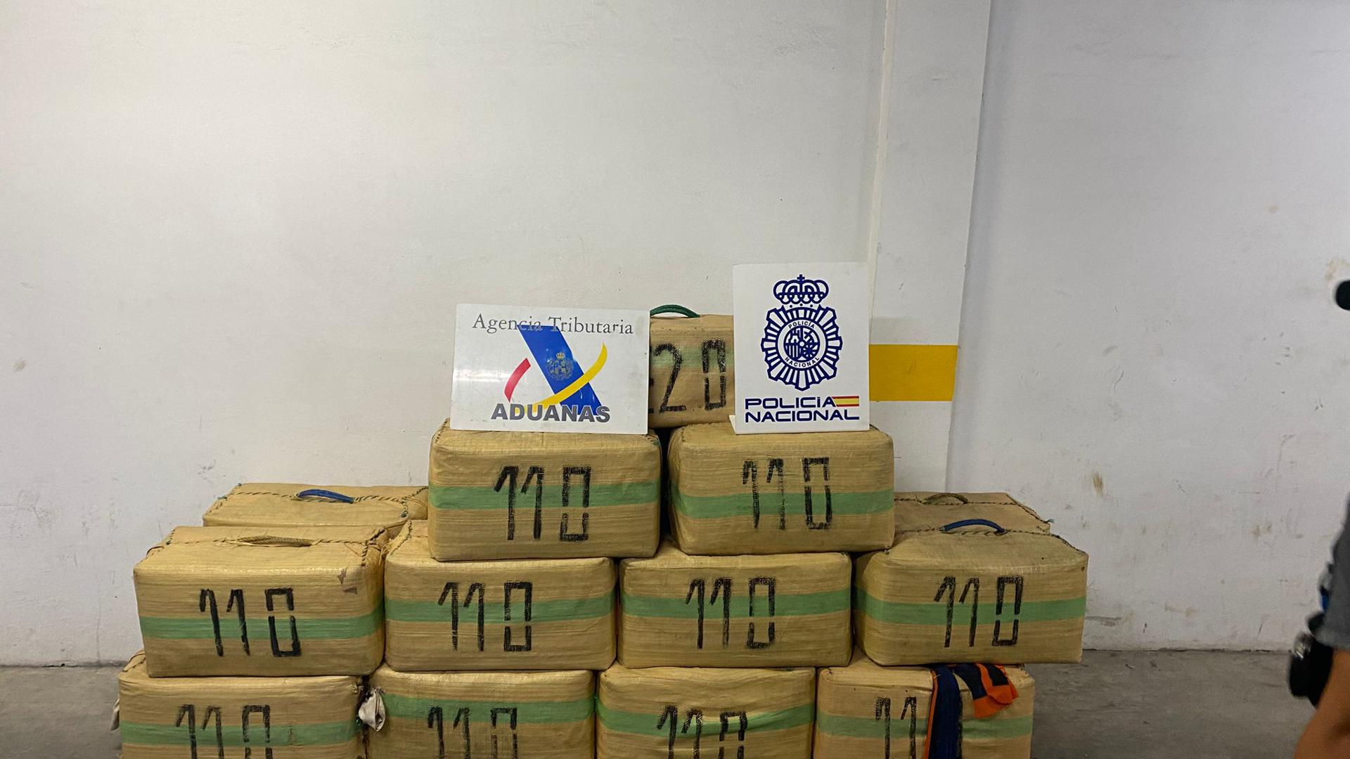 Efectivos de la Policía Nacional y del Servicio de Vigilancia Aduanera han intervenido 852 kilos de hachís en la playa de Cala Arena, en Algeciras (Cádiz), y han detenido a dos menores que hacían labores de vigilancia durante un alijo. EFE/AEAT//SOLO USO EDITORIAL/SOLO DISPONIBLE PARA ILUSTRAR LA NOTICIA QUE ACOMPAÑA (CRÉDITO OBLIGATORIO)//