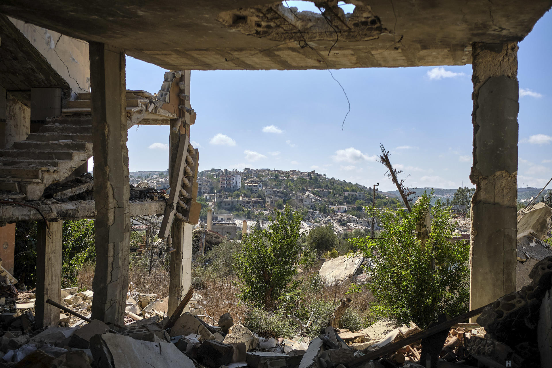 Vivienda destruida por parte del ejército israelí en la localidad vecina de Aita al Shaab, a menos de 3km de Rmeish, en el sur de Líbano. Los vecinos de Rmeish se negaron a evacuar junto al resto de localidades de la zona y quedaron aislados entre constantes bombardeos y una invasión terrestre. 
EFE/Edgar Gutiérrez

