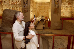 Los reyes Felipe y Letizia visitan la tumba KV9 de los faraones Ramsés V y Ramsés VI y la tumbra KV17 del faraón Seti I en el Valle de los Reyes de Luxor. EFE/Casa Real/Francisco Gómez  *****SOLO USO EDITORIAL/SOLO DISPONIBLE PARA ILUSTRAR LA NOTICIA QUE ACOMPAÑA (CRÉDITO OBLIGATORIO) *****