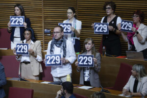 Diputados de la oposición muestran carteles con el número de fallecidos en la dana durante el Debate parlamentario de Política General o sobre el estado de la Comunitat Valenciana, el primero después de la tragedia en la que murieron 229 personas. EFE/Biel Aliño